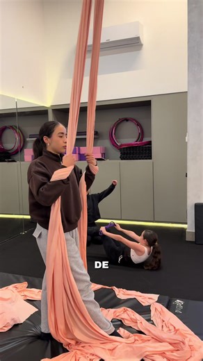 Where acro & telas meet 🤝 #stretch #acro #telas #curso #maestra