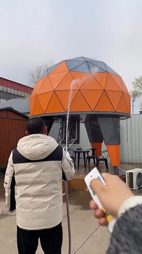 Las mini casas cápsula o manufactured tiny houses son viviendas prefabricadas de tamaño muy compacto, a menudo de 10 a 30 m², diseñadas para la vida minimalista y sostenible. Se construyen en fábrica, se transportan y se instalan rápidamente en su ubicación final, requiriendo poca o ninguna decoración. Estas estructuras ofrecen una solución habitacional asequible, ecológica y con una huella de carbono reducida, e incluyen comodidades como aislamiento térmico, sistemas de control inteligente y mo