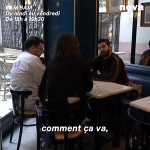Yannis Philippakis n’est pas seulement le leader de Foals, c’est aussi un bon fêtard, comme nous. La suite de l’interview, dans #BamBamNova - qui parle de musique, promis - par ici ▶ https://bit.ly/2SRzRCM | Radio Nova