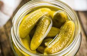 Fini le gaspillage : voici comment recycler l'eau des cornichons - Elle à Table