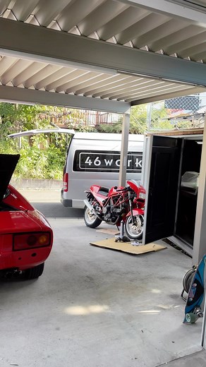 🇯🇵Shiro Nakajima | シート製作中。#46works #ktmcustom #ktm690duke #hrcs2023 #hrcs #yokohamahotrodcustomshow @razzledazzleautomotiveinterior | Instagram