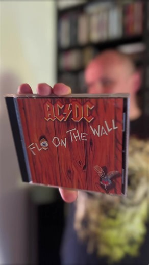 Ubiegłoroczny czterdziestolatek. 28 czerwca ten album obchodził swoje 40 urodziny. Są tutaj rówieśnicy? 😉 Swoją drogą to był mój pierwszy kontakt z tym zespołem, więc i sentyment ogromny. AC/DC „Fly on the Wall” 1985 r. — https://buycoffee.to/starymetalowiec — #acdc #starymetalowiec #oldmetalman #oldmetalhead #cd