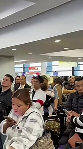 Siguen cancelando vuelos en #aeropuerto de Tijuana debido a los bancos de #neblina que impiden las operaciones aéreas. Llegadas y salidas se retrasan o incluso se reprograman causando desesperación, entre la poca consciencia de algunos pasajeros y la poca preparación de empleados para tratar esas contingencias, hay zipi zape continuo. ✈️ | Alfredo Alvarez