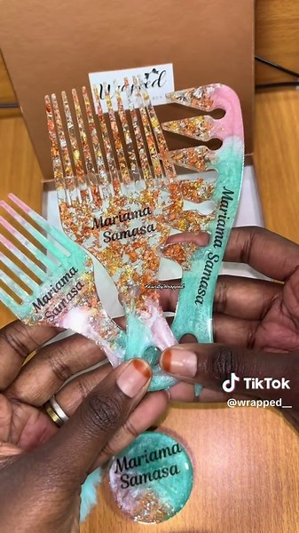 This customer ordered the comb set and a keychain to pair it with it! I couldn’t be happier with the outcome😍 #resinbywrapped #wrapped #resingifts #resincomb #giftsforher #cutegiftideas