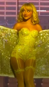 Sabrina Carpenter’s first concert at Madison Square Garden was a hit after all tickets sold out, but everyone was shocked when they saw the singer came to open the concert in a towel. | Icons