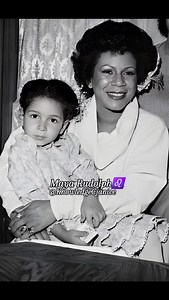 🎬Actress.. Singer Minnie Riperton Daughter Maya Rudolph and her partner, filmmaker Paul Thomas Anderson, share four children: Pearl, Lucille, Jack, and Minnie. The couple have reportedly been together since 2001. Maya Rudolph (born July 27, 1972) is an American actress and comedian. Born in Gainesville, Florida, and raised in Los Angeles, she is the daughter of singer Minnie Riperton and composer Richard Rudolph. From 2000 to 2007, Rudolph was a cast member on the NBC sketch comedy show Saturda