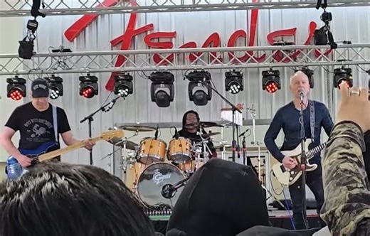Watch: PHIL COLLEN Sings DEF LEPPARD Classics At Private Event For FENDER Employees In Mexico