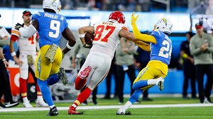 Kelce torches both Murray and Adderley for 37-yard catch and run