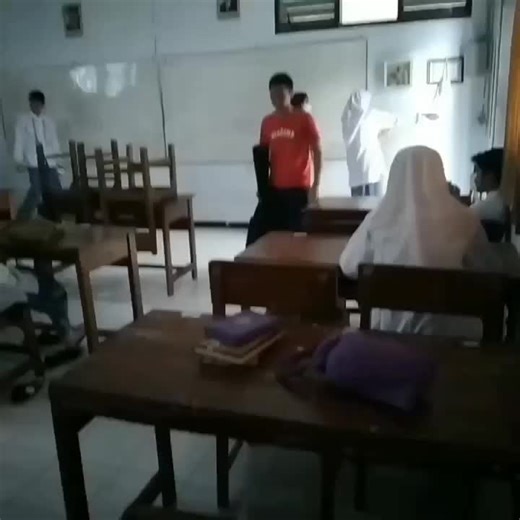 Kisah Murid Bawa Tas Gitar dan Momen Viral