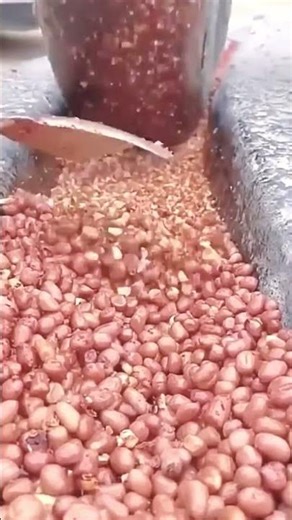 Crushing process of peanuts using a stone wheel