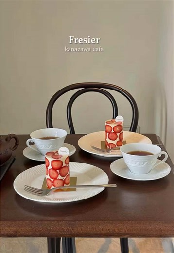 ㅤ ㅤ \\ まふで美術館のようなパティスリー / ㅤ 𖤘 𝗄𝖺𝗇𝖺𝗓𝖺𝗐𝖺 𝖲𝖺𝗂 ㅤ 高級感漂うｹｰｷ屋さん🍰🫖ʾʾ 金沢市野田にある「 𝗄𝖺𝗇𝖺𝗓𝖺𝗐𝖺 𝖲𝖺𝗂 」 ㅤ ㅤ いちごがたっぷり入った 「ﾌﾚｼﾞｪ」はﾌﾗﾝｽ風ｼｮｰﾄｹｰｷのこと🍓🇫🇷 ｶｽﾀｰﾄﾞｸﾘｰﾑがﾍﾞｰｽになってるｸﾘｰﾑが 特徴的でなめらか食感が最高 ⸝⸝ 🍰 いちごの断面も綺麗で まるで芸術品のよう✨ 注意点はお席にｹｰｷが届いてから 席利用が一時間となっています🕐 落ち着く空間でついつい 長居したくなるけど気をつけて💌 ㅤ #カナザワサイ #金沢カフェ #金沢グルメ #金沢旅行 #石川県 ㅤ ㅤ