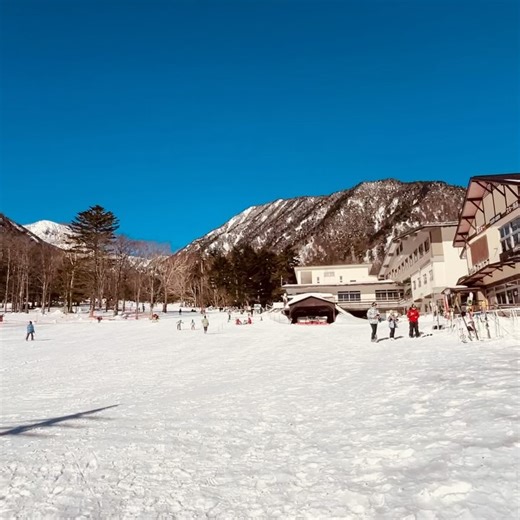 休暇村日光湯元【公式】 on Instagram: "曇が一つもなく、絶好なスキー日和⛷️ スキー場は休暇村日光湯元から徒歩3分の場所にあり、宿泊のお客様はスキーレンタルをご利用頂けます！ ぜひ遊びに来てください！ ・ ・ ・ #休暇村 #休暇村日光湯元 #日光 #奥日光 #日光東照宮 #世界遺産 #温泉 #星空 #スキー場 #skiing #スキー #雪 #湯元温泉 #つらら #nikko #温泉巡り #暖炉 #sunset #雪景色 #toshogu #japantravel #magichour #lakechuzenji #hotsprings #kyukamura #snowman #snow #닛코 #winter #onsen"