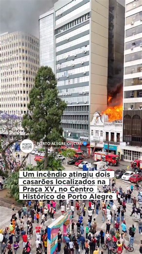 Porto Alegre Oficial on Instagram: "Dois casarões localizados na Praça XV, no Centro Histórico de Porto Alegre, foram tomados por um incêndio nesta quarta-feira (5). O fogo teve início por volta das 14h45min. Cerca de 45 minutos depois, por volta das 15h30min, as chamas persistiam, concentradas no segundo pavimento das construções. ​O Corpo de Bombeiros mobilizou pelo menos quatro viaturas para a operação de controle e extinção do fogo no local. Dados iniciais apontam que não houve registro de f