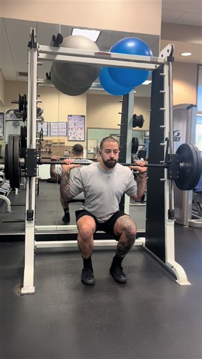 Today hit some smith machine squats I don’t usually hit these but traveling had to show some love to this movement 💪 couldn’t go heavy but nice controlled reps #fitness #bodybuilding #workout #lifting #legday