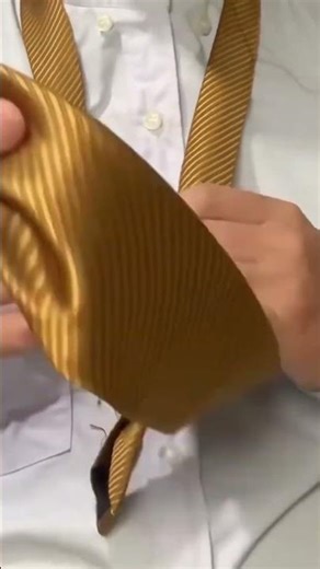 Tying a necktie for beginner