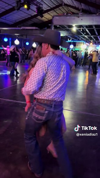 💃🏻💃🏻@Escala Norteña #fyp #tiktok #bailes #co #purosbailes #bailando #vivo #concurso #yxzcba #parati #xeniadiaz #huapangos @El Rodeo Night Club