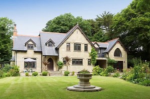 2.3K views · 67 reactions | Private hot tub, an acre of glorious gardens, log burner. games room, four luxury bedrooms, dogs welcome and fantastic beaches just a 5 minute drive away. Sounds good right? Find out more about Wychwood Lodge in Bude and take the 3D tour https://bit.ly/2IJocC1 | Beach Retreats | Facebook