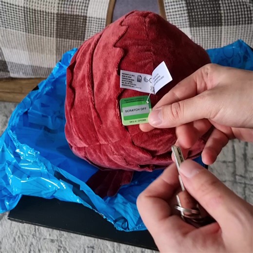 PHYSICAL DLC CODE Blox Fruits Deluxe Mystery Plush Series. Основні моменти МІСТЕРІЯ: Містить один таємничий фруктовий плюш. ВИСОКА ЯКІСТЬ: високоякісний і міцний матеріал із детальною вишивкою та яскравими кольорами. КОДИ DLC: у вас є шанс отримати фізичний DLC (коефіцієнт 1:1) або як фізичний, так і постійний DLC (коефіцієнт 1:4). ЗБЕРІТЬ ЇХ УСІ: Ви можете зібрати 6 різних фруктів! СЕРІЯ 1: Почніть свою колекцію Blox Fruits сьогодні! ОФІЦІЙНА ЛІЦЕНЗІЯ: справжні товари Blox Fruits від PhatMojo .