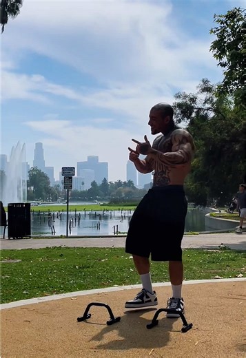 Otra semana más escrita. Y aunque no alcanzaste todo lo que querías, si en tu corazón sabes que diste todo lo que tenías, eso te hace un ganador. Eso es suficiente para que te sientas orgulloso de ti mismo. Acuérdate que las metas no se logran de la noche a la mañana. Lo que realmente da resultados es el esfuerzo constante, día tras día. Así que sin detenerse mi gente, a darle duro! #workout #fyp #parati #paratii #latino