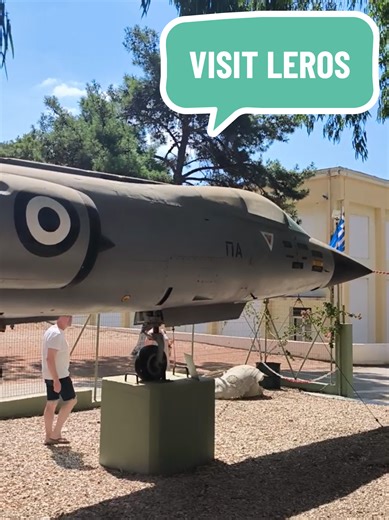 📍 LEROS, Merikia Μια στοά σκαμμένη στο βράχο. Σιωπή, μέταλλο και ιστορία. Στη Μερικιά, το παρελθόν της Λέρου ζωντανεύει εκεί που κάποτε ήταν καταφύγιο. Το Πολεμικό Μουσείο Λέρου δεν το επισκέπτεσαι απλώς — το νιώθεις. Είναι ένα πολύ ιδιαίτερο μουσείο ιστορίας που βρίσκεται στην περιοχή της Μερικιάς στη Λέρο. Το μουσείο στεγάζεται μέσα σε αυθεντικούς διαδρόμους και στοές που κατασκευάστηκαν από τους Ιταλούς τη δεκαετία του 1930 για στρατιωτική χρήση. Οι εκθέσεις περιλαμβάνουν πυρομαχικά, όπλα, σ