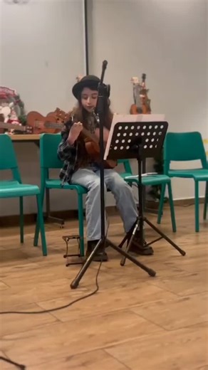 Concert de Crăciun 2025... Ea e Emma, un suflet de artist, gingașă artistă, cu care ne știm de multă vreme ! Este extraordinar de talentată, perseverentă, muncitoare, orice piesă alege, reușește să o ducă la un nivel înalt de execuție. Bravo, Emma!! ❤️🎶🎉 #concerts #students #ukulele | Simai Mihaela