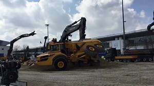 Bagger-Ballett mit dem neuen Volvo EC950 E auf der BAUMA in München. Hier geht's zu den Highlights: http://www.autobild.de/artikel/bauma-2016-highlights-8887111.html | AUTO BILD