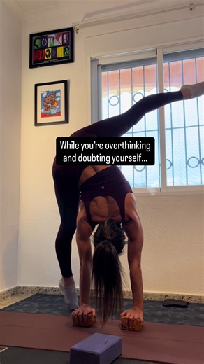 You don’t just “learn a handstand in 30 days” 👇🏼 There are so many different things to work on: 1. Balancing in different positions 👀 2. Combining different positions 💁🏼‍♀️ 3. Going up into your handstand different ways 🤸🏻‍♀️ 4. Holding your handstand LONGER 🕝 5. Making your movements SMOOTHER 💫 6. Doing MORE presses💪🏼 You will never be done learning! Once you achieve one thing, there’s always more. Do more, do it better 👊🏼 Handstands are a lifestyle. Why would you just do it for 30