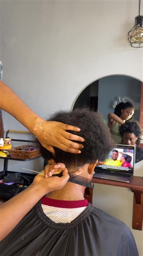 Invisible Locs: Technique de Coiffure Facile à Réaliser