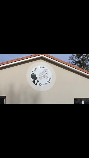 🎉 Ça y est la micro-crèche Dans Ma Bulle s'affiche fièrement ! L’enseigne est posée 😍 et le terrassement est terminé ! Merci à PANO Limoges Nord pour l'enseigne, à TMA Menuiseries 87 pour la pose et à Nicolas Lacote pour le terrassement 💪🏼🤗🍀😘. Un tout nouveau parking voit le jour — 10 places dont 1 place PMR ♿ — offrant désormais un superbe rendu et un vrai confort pour les familles. Place maintenant à l’aménagement extérieur 🌿 : clôture, verdure, portail, tout prend forme 🩵 L’ouverture