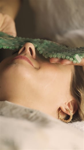 The power of a chromotherapy Vichy shower 🌈. What you see is a rainbow eco-Vichy shower. What you hear is the sound of a distant thunderstorm through the inbuilt speakers of the shower heads, blending with the sound of water running over your skin. What you feel is a Himalayan salt scrub being washed away by your therapist, before a nourishing crystal massage on a memory foam bed with silicon face cradle. There is nothing quite like the Baru Detox experience. | Four Seasons Resorts Bali