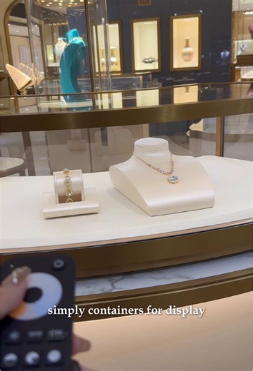 ✨Future Display Cases, Intelligently Manufactured by DG Display✨ In the world of luxury retail and high-end display, display cases are no longer simply containers for display; they are the stage for brand stories. DG Display Showcase seamlessly blends intelligence and aesthetics—from precise temperature control and intelligent environmental management for moisture and dust protection to one-touch lighting and remote monitoring systems. Every detail ensures unparalleled safety and brilliance for 