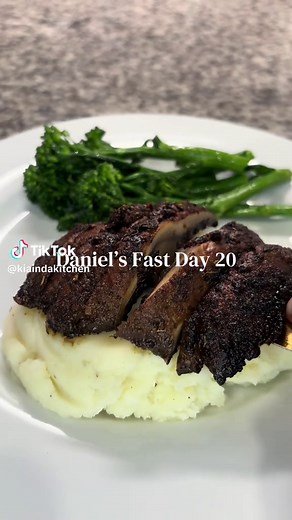 7 days left of this Daniel’s Fast!!! The weekends have been the hardest for me but this meal was everything!!Portabella mushroom steak, roasted garlic mashed potatoes with almond milk and dairy free butter, and broccolini. Mushroom recipe below!! Be well 🫶🏾 Mushroom steak recipe: 2 whole portabella mushrooms For marinade (season to taste) * I used @lanesbbq Blackening seasoning (sugar free), paprika, garlic powder, salt, and black pepper * 1 tablespoon of balsamic vinegar * 2 tablespoons of ol