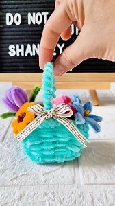 Fuzzy wire mini basket #fuzzywirecrafts #pipecleaners #pipecleanercrafts #pipecleanerart | Shanley Diy