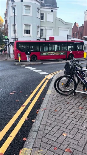First London K2 Passing Through Surbiton Station - Thursday 30th October 2025 #bus