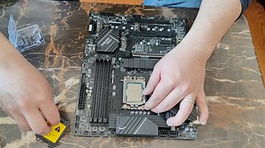 看新手如何组装DDr 4内存条？