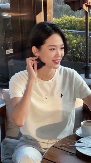 A thin knit tee that I'll wear all summer #ootdoutfit #whattoweartoday #earlyspringoutfit #spring...