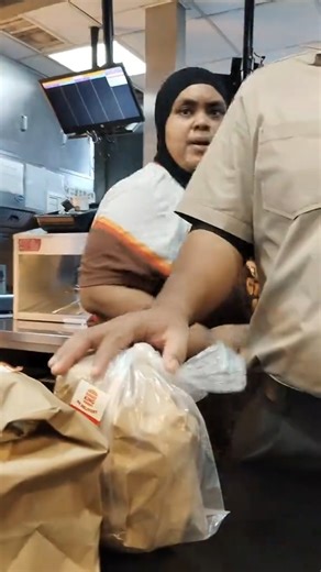 826K views · 3.9K reactions | Seorang pelanggan wanita tidak berpuas hati bila krew sebuah restoran makanan segera dikatakan biadap kepada anak perempuannya. | Apa Hal Viral | Facebook