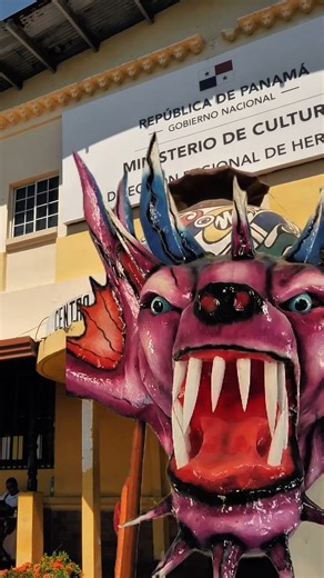 Llegar a Chitré es conectar con la calma, la cultura y la amabilidad que define a su gente. 🌿🤍 Un lugar donde cada detalle transmite tradición y cercanía. En solo 30 minutos de vuelo puedes estar disfrutando de este destino lleno de esencia interiorana. ✈️✨ Compra tu boleto en airpanama.com | Air Panama