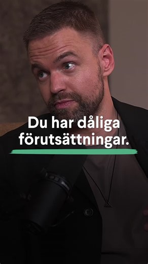 Johannes Hansen Podcast on Instagram: "😔 Tycker du att det är läskigt att lita på andra? 🏆 Känns det jobbigt att ingå i ett team där du ansvarar för andras arbete? I avsnitt 236 får du insikter i en utmaning som många brottas med dagligen - svårigheten att släppa kontrollen och våga lita på människorna i sin omgivning. Ditt behov av kontroll kan hålla dig tillbaka från att nå din fulla potential, lär dig hur du kan börja bygga tillit steg för steg, och varför förmågan att lita på andra är avgö