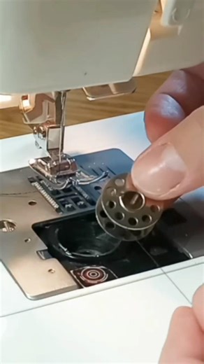 How to put a bobbin in a sewing machine (Singer Scholastic 6510) #ussewtips #sewingequipment #sew