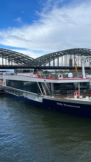 🌟 Herzlich willkommen an Bord der KD Moment! 🌟 Entdecke unser neues Hotelschiff der Premium-Klasse. Mit 135 Metern Länge bietet die KD Moment auf drei Passagierdecks und in 86 Kabinen ein stilvolles Ambiente. Genieße die Aussicht von privaten Balkonen und bodentiefen Panoramafenstern in unseren Kabinen und Suiten. Das große Sun Deck lädt zum Entspannen ein. Sei gespannt auf unsere verschiedenen Kabinen-Kategorien! 😍 #kdmoment #kdmoments #hotelschiff #travelwithus #kdschiff #kdschifffahrt | KD
