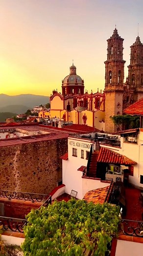 Freddy on Instagram: "Este 2023 🙏✨ Trágame tierra y escúpeme en TAXCOOOO❤️ - @unmexicanoviajero te invita a conocer la increíble galería de • @adoal_121.1 ✨✈️. #taxco"