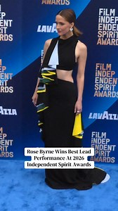 Rose Byrne, dressed in Australia’s colours took centre stage at the Independent Spirit Film Awards, where she went on to win Best Lead Performance. 📷 Getty | Marie Claire Australia