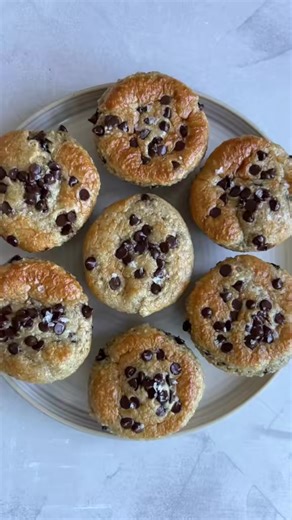 CHOCOLATE CHIP PROTEIN MUFFINS! Thoughts or questions? ✨ 8 grams protein EACH Gluten-free Low sugar Made in your blender Here's how to make the perfect, easy, dietitian-approved snack 👇 INGREDIENTS 13/4 cups old fashioned oats, use gluten-free if needed 1/2 cup vanilla whey protein powder 1 tsp baking powder 3/4 tsp baking soda 1/4 tsp cinnamon 1/2 tsp salt 1 cup plain Greek yogurt, I use 2% fat 1/3 cup maple syrup 1/3 cup neutral oil, canola, vegetable, or avocado work 2 large eggs 2 tsp vanil