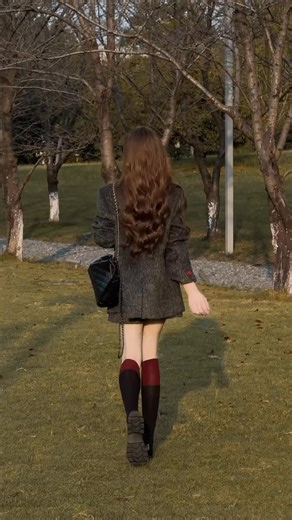 Thị Thắm Thích Đẹp on Instagram: "Thời tiết còn có bốn mùa, huống gì là bạn. Không cần lúc nào cũng rực rỡ, chỉ cần biết mỗi giai đoạn đều mang theo một bài học...💋#ootd #outfit #outfitideas #outfitdaily"