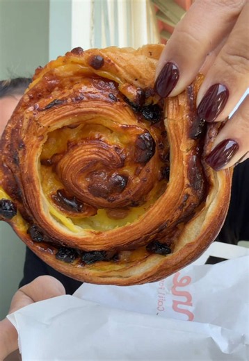 French pastries: croissant, éclair, and more