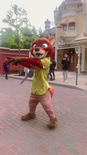 Nick hugs me 🦊💚 #disneylandparis #disneyland #nickwilde #judyhopps #readyfortheride #foryou #fyp #fy #pourtoi #zootopia #zootopie