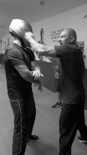 Selbstverteidigungstechniken: Kopfstoß und Energie lesen