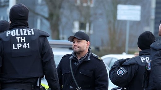Staatsanwaltschaft fahndet nach Rechtsextremist Christian Klar