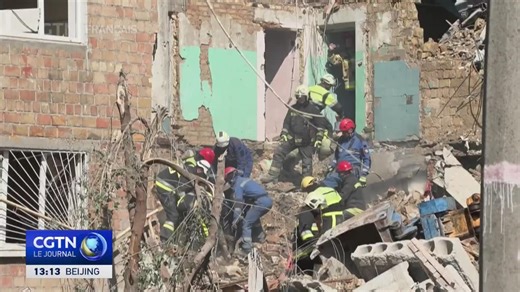 23 morts, bilan de bombardements russes sur des installations militaro-industrielles ukrainiennes Au moins 23 personnes ont trouvé la mort dans une série d'attaques lancée par la Russie sur des installations militaires et industrielles ukrainiennes. L'Ukraine dit qu'il s'agit de l'une des attaques les plus importantes à Kiev ces derniers mois. #LeJournal | CGTN Français